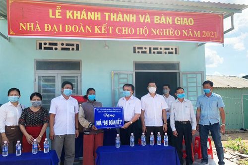 Ayun Pa bàn giao nhà 'Đại đoàn kết' cho hộ nghèo