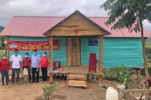 Kông Chro: Bàn giao 5 căn nhà tình thương cho hộ nghèo
