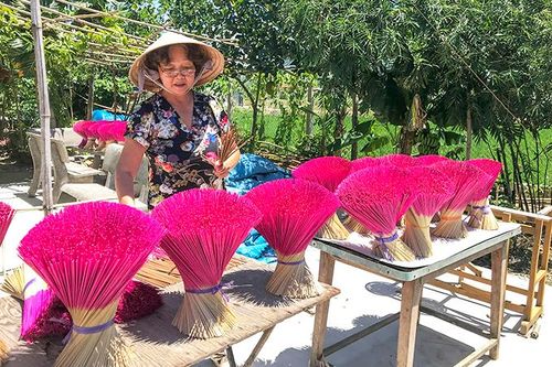 Trao 'cần câu' cho hộ nghèo