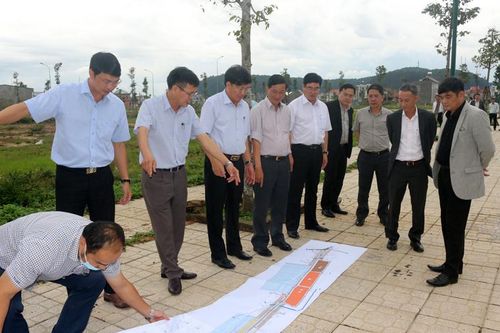 Thường trực Tỉnh ủy kiểm tra, khảo sát một số mô hình tại Lâm Hà