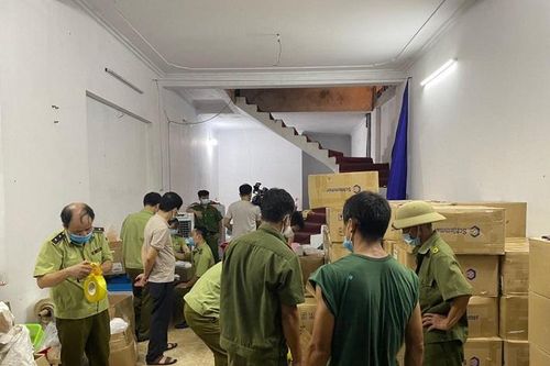 Hà Nội: Triệt phá kho mỹ phẩm có dấu hiệu bị làm giả
