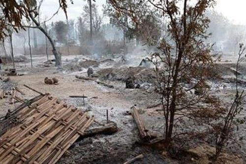Ngôi làng Myanmar bị thiêu rụi sau giao tranh dữ dội