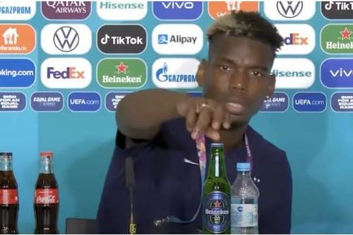 Sau Ronaldo, tới lượt Pogba cất chai bia Heineken trên bàn họp báo