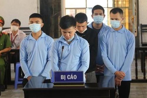 Nhóm bảo kê tiếp viên quán karoke chém khách trọng thương