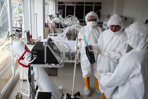 Hơn 350 nhân viên y tế Indonesia mắc COVID-19 sau khi tiêm vaccine