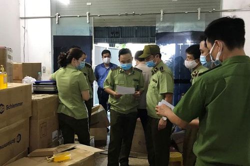 Tạm giữ hàng nghìn sản phẩm tự đóng chai dán mác Chanel
