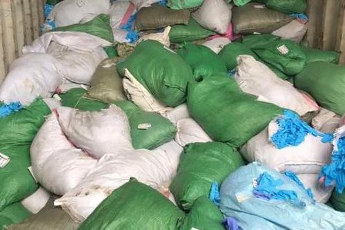 Khởi tố một công ty nhập khẩu gần 1,5 tấn găng tay cao su đã qua sử dụng