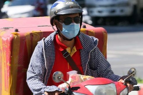 Hà Nội: Nắng nóng đỉnh điểm khiến nhân viên giao hàng 'bở hơi tai' mưu sinh ngoài đường