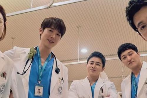 Hospital Playlist 2 vừa mở màn đã 'toang' hai cặp đôi, 'chú Chân Dài' lại được theo đuổi