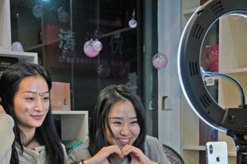Livestream - mảnh đất màu mỡ hái bộn tiền nhưng cũng không kém phần 'sóng gió'