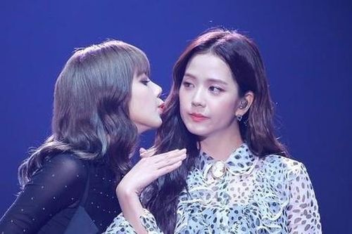Fan Jisoo phản pháo ra sao khi chị cả BLACKPINK bị chỉ trích 'coi thường gia đình Lisa'?