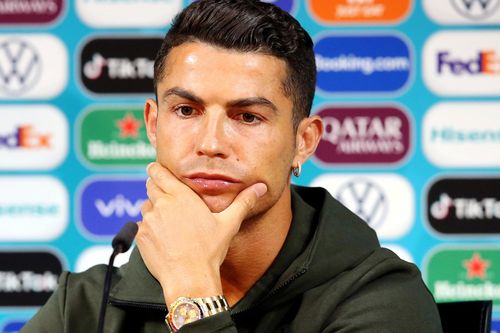 Nainggolan giễu cợt hành động của Ronaldo
