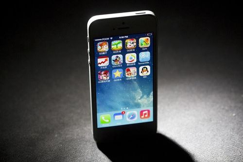 Lấy iPhone, nhóm tội phạm vét sạch tiền gửi ngân hàng của nạn nhân