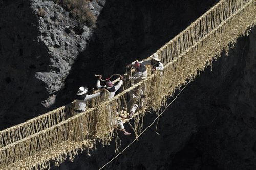 Người Peru dệt lại cây cầu treo 500 năm tuổi