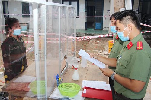 Đọc lệnh bắt tạm giam bị can qua vách chắn phòng dịch