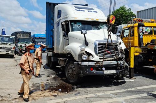 Hàng chục cảnh sát chặn bắt tài xế xe đầu kéo