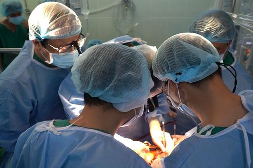 6 giờ phẫu thuật cứu người đàn ông bị tai nạn giao thông