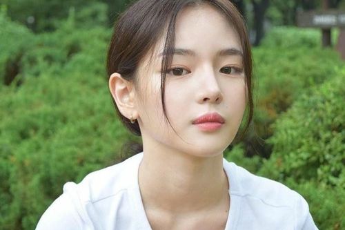 Cô gái nổi tiếng sau một đêm vì giống nhiều sao Hàn