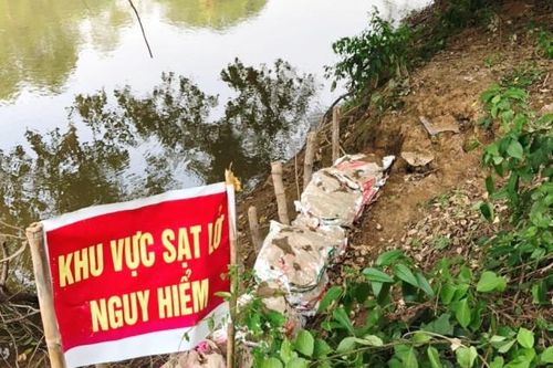 Huyện Chương Mỹ: 40 hộ dân sống chung với nỗi lo sạt lở ven sông Bùi