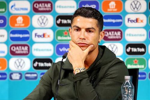 Cristiano Ronaldo đang ra gây tranh cãi lớn tại EURO 2021