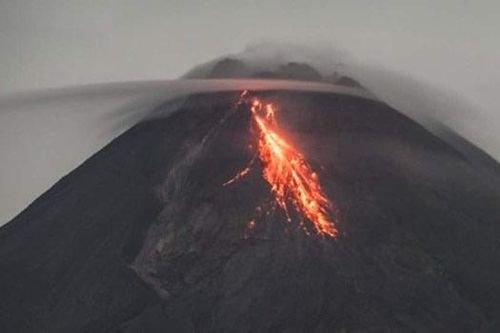 Núi lửa Merapi của Indonesia lại phun trào khí nóng, lan xa 2km