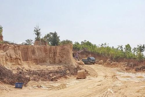 Vật liệu thi công đường cao tốc: Thiếu trầm trọng vì vướng giấy phép