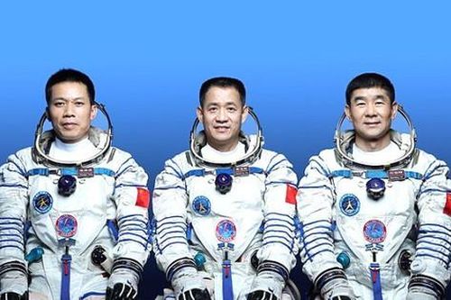 Trung Quốc đưa phi hành đoàn lên trạm không gian mới