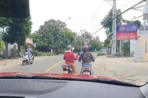 Đỗ xe giữa đường 'buôn' chuyện, hai người phụ nữ khiến netizen bất lực