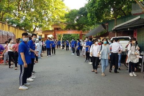 Hơn 15 nghìn thí sinh Vĩnh Phúc 'đội nắng' dự Kỳ thi vào lớp 10