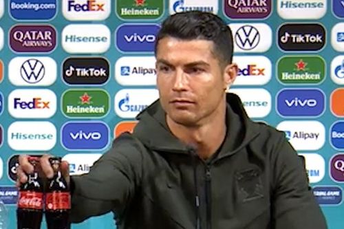 Ronaldo 'đấu' Coca-Cola: UEFA khuyến cáo các cầu thủ không bắt chước