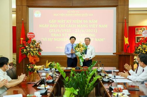 Trao tặng Kỷ niệm chương 'Vì sự nghiệp báo chí Việt Nam' cho Giám đốc Học viện Hành chính quốc gia