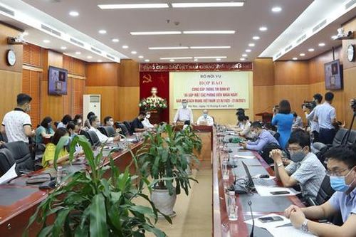 Nghiên cứu bổ sung những quy định chặt chẽ trong công tác cán bộ
