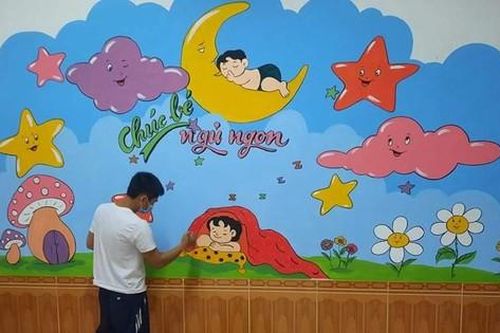 Thầy giáo 'thay áo' cho bức tường cũ trong khu cách ly ở Hà Tĩnh