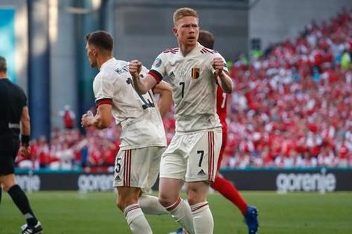 De Bruyne tái xuất ấn tượng, Bỉ ngược dòng giành vé đi tiếp