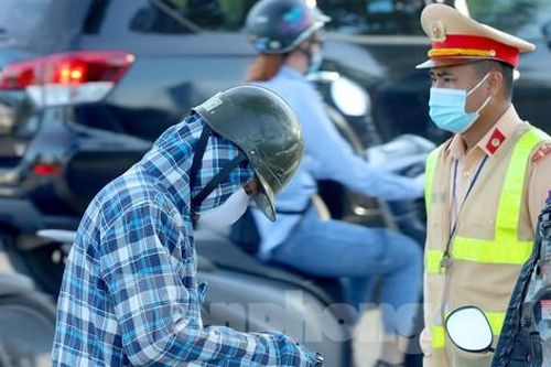 Theo chân CSGT 'dẹp loạn' xe máy trên Đại lộ Thăng Long