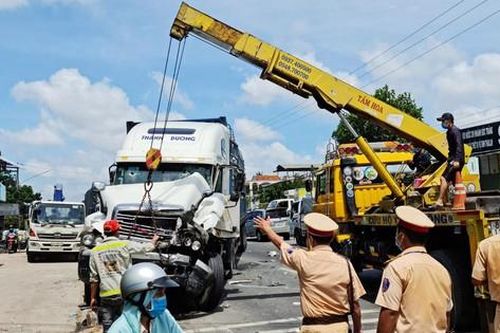 Tài xế xe đầu kéo 'thông chốt' kiểm dịch gây tai nạn liên hoàn