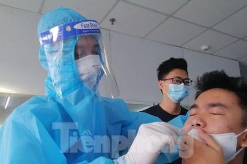 TP Vinh: Mặc nắng như đổ lửa, y bác sĩ miệt mài lấy mẫu xét nghiệm 'tìm' COVID-19