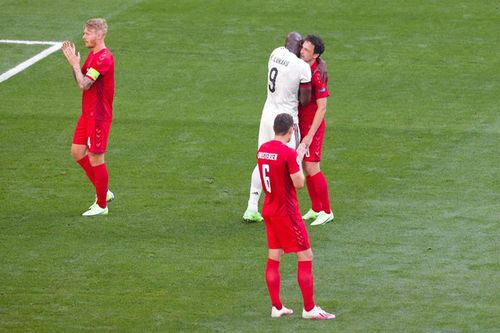 Đan Mạch và Bỉ dừng trận đấu vỗ tay tri ân Eriksen
