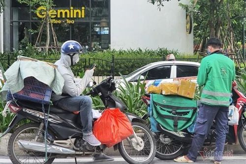 Giám đốc chạy Grab mưu sinh trong mùa dịch