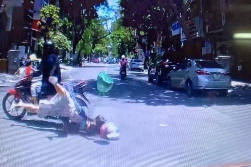Áo chống nắng cuốn vào bánh xe, cô gái trẻ ngã trước mũi ô tô