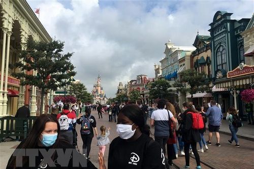 Pháp mở lại công viên Disneyland Paris sau 8 tháng đóng cửa