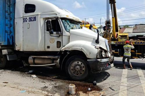 Sử dụng ma túy đá, tài xế xe đầu kéo gây náo loạn tại Sóc Trăng