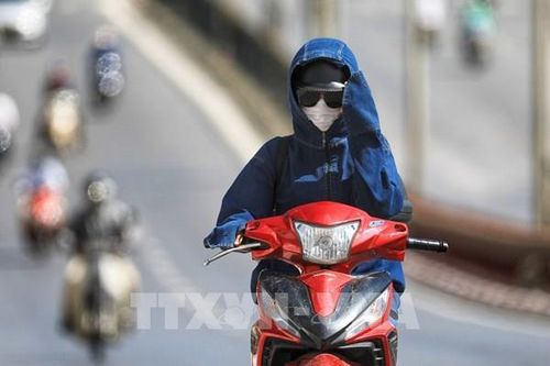 Người dân Hà Nội lao động dưới nắng nóng gay gắt trên 40 độ C
