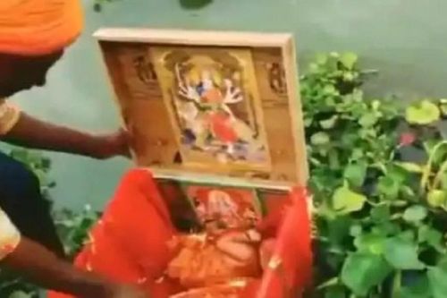 Thấy chiếc hộp gỗ trôi trên sông, người đàn ông tò mò mở ra xem, bí mật bên trong khiến anh choáng váng
