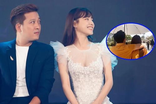 Trường Giang ghi điểm khi vừa che ô cho bà xã Nhã Phương, vừa phục vụ văn nghệ bằng hit của Chi Pu