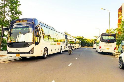Xe khách 'bủa vây' khu đô thị