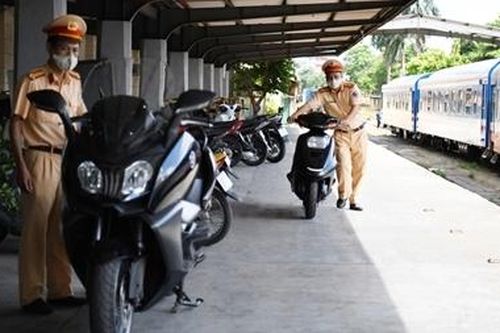 CSGT bắt giữ 2 siêu mô tô không nguồn gốc trên tàu hỏa