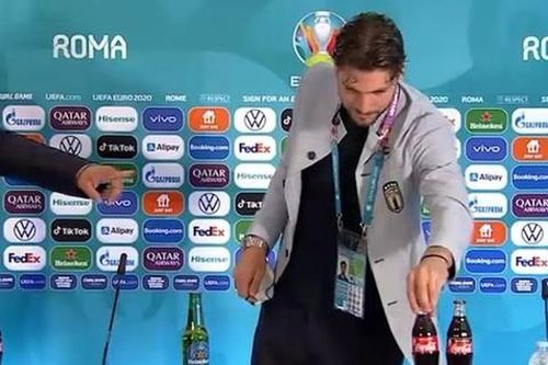 Nhiều sao bắt chước Ronaldo, gạt đồ uống của nhà tài trợ Euro 2020
