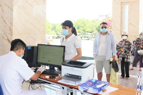 Phát hiện ca nghi mắc COVID-19, Lào Cai họp khẩn trong đêm