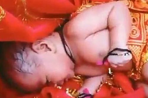 Bé sơ sinh còn sống trong hộp gỗ trôi sông